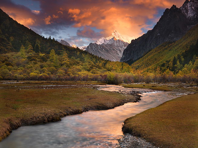 The Mystic Waters of Shangri La The secret valley of Shangri La, an unknown mountain paradise hidden in the vast borderlands of Tibet.